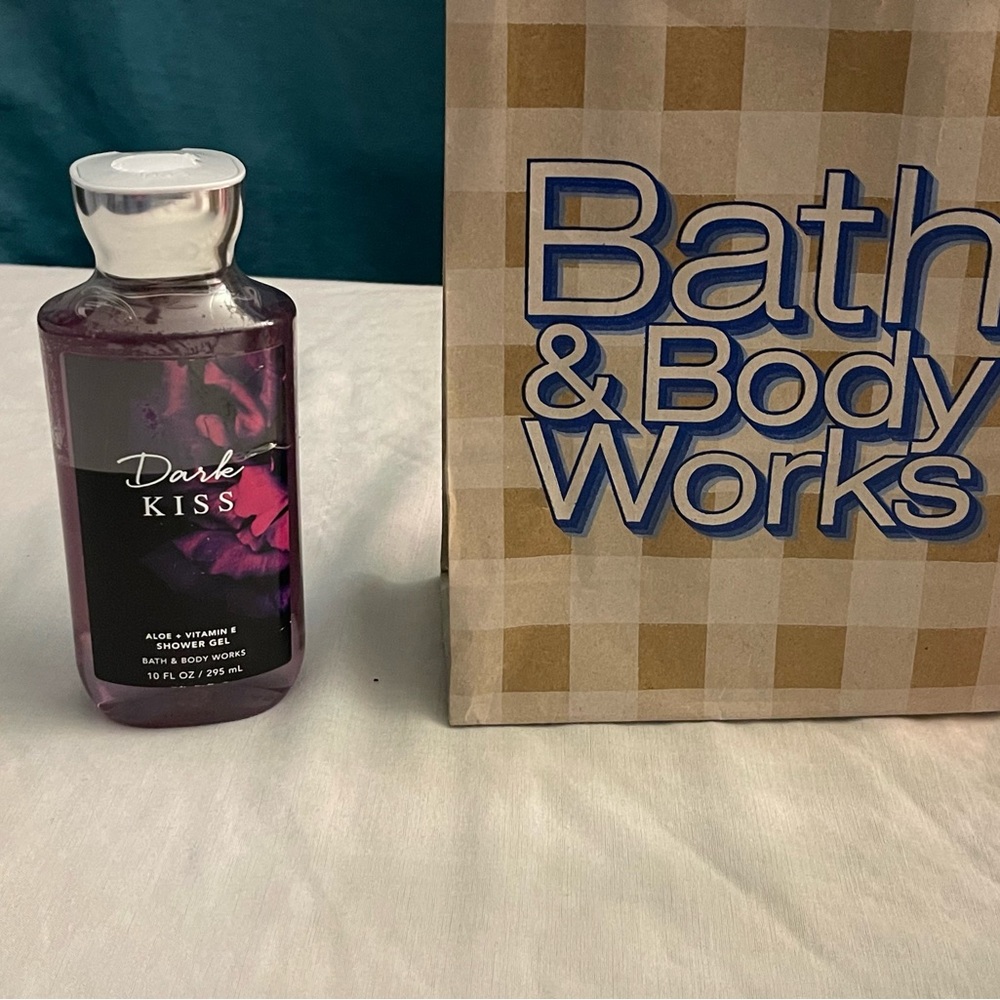 Bath and Body Works 10 oz Dark Kiss shower gel never opened